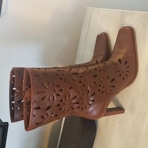 NWOT Bruno Valenti Cut out Heeled Boots SZ 9